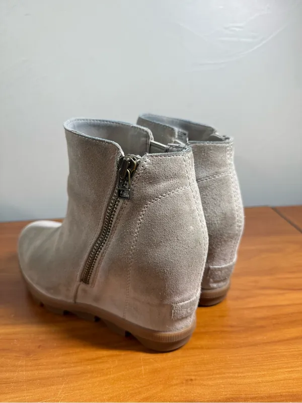 Sorel Joan Of Arctic Wedge II Zip Shoe Women's Soft Taupe Beige Heel Bootie 7.5 - Image 2