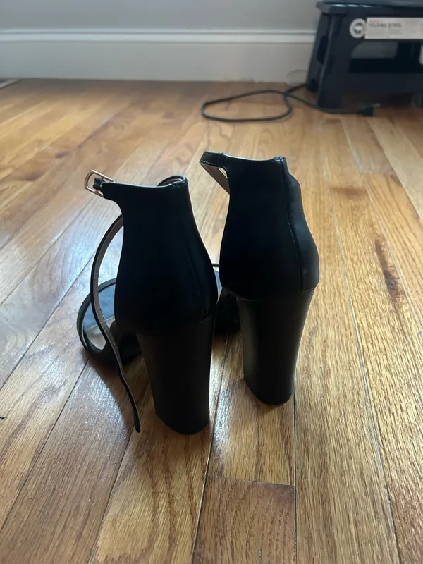 Black block heels Size 6 - Image 4