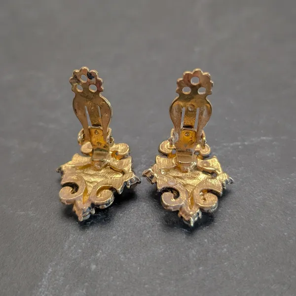 Vintage Clip On Earrings Stunning Regal Coral Tone, Gold Tone, Faux Pearl Oval - Image 5