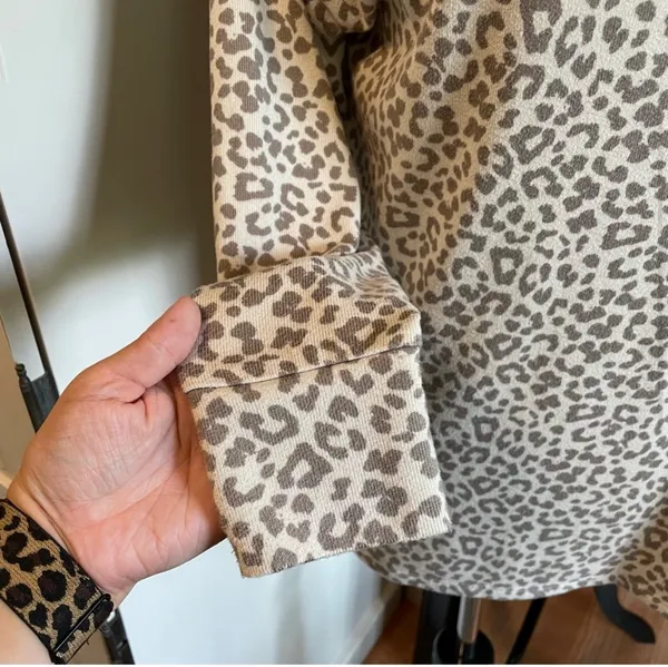 American Eagle XS Leopard Top - Image 4