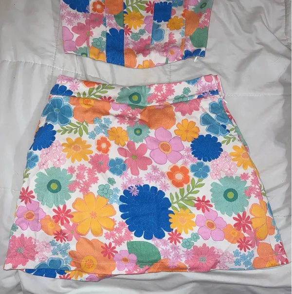 Pink Lily floral top and skirt - Image 3