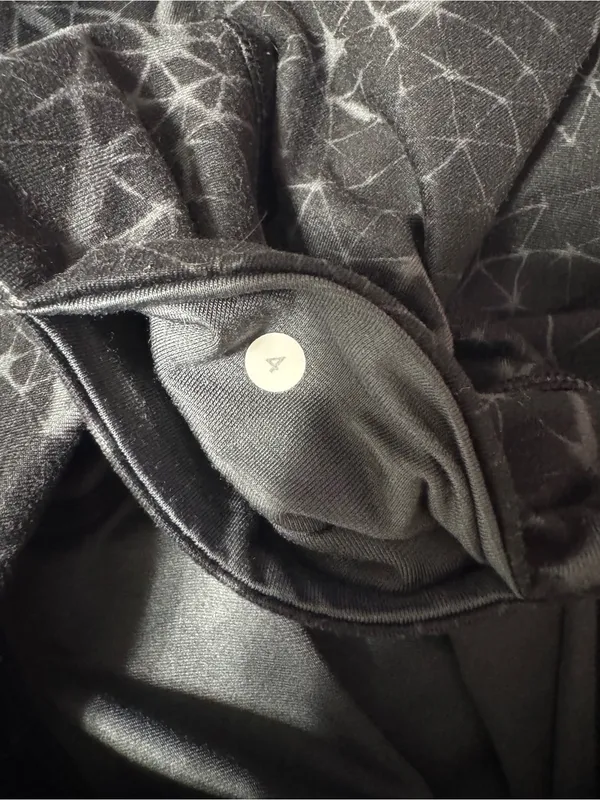 lululemon athletica Black and Gray Galaxy Cropped Leggings Size 4 - Image 3