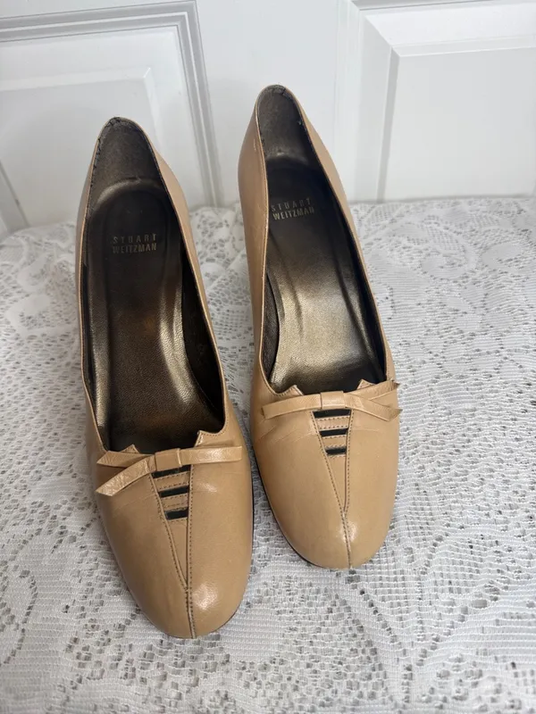 Stuart Weitzman tan leather detailed toe slip on heels bow embellishment sz 8.5 - Image 2