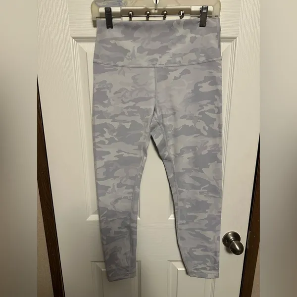 Lululemon Athletica Gray Patterned Leggings - Image 4