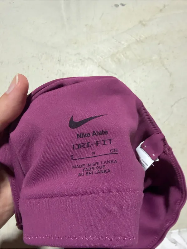 Nike alate Women's Plum Racerback Sports Bra small - Image 7