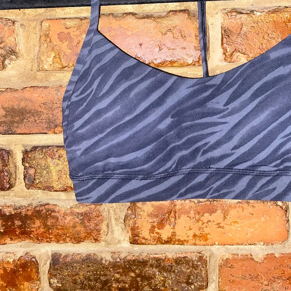 Lululemon Athletica Le Tigre Camo Deep Coal Multi Lululemon Flow Y Bra Women's 4 - Image 4