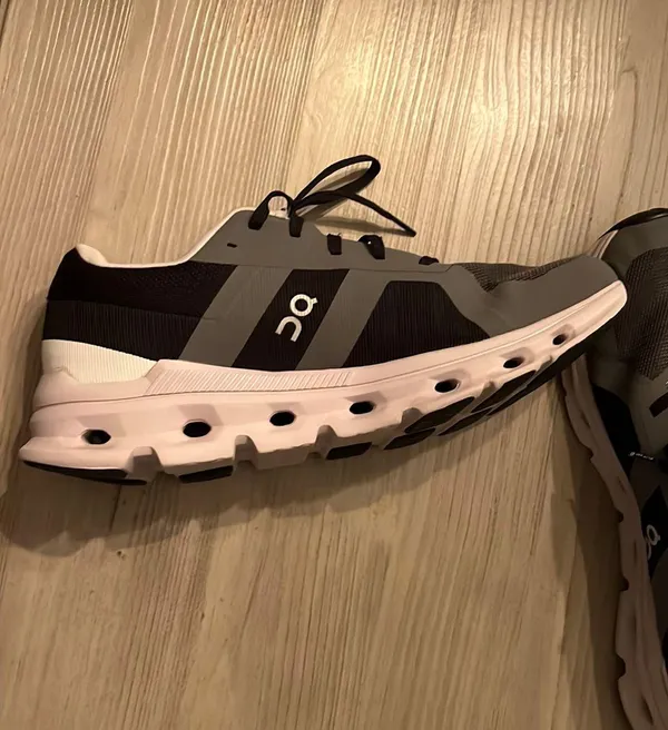 On Cloudrunner - Image 5