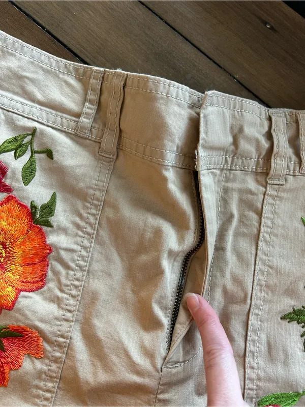 NWT Anthropologie Embroidered Floral Cargo Pants Tan M - Image 8