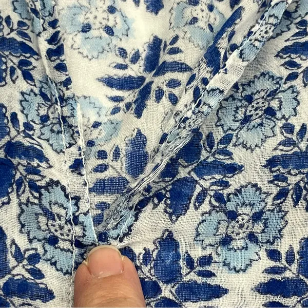 Roller Rabbit Blue White Floral Geometric Pattern 100%‎ Cotton Top Small *FLAW - Image 5