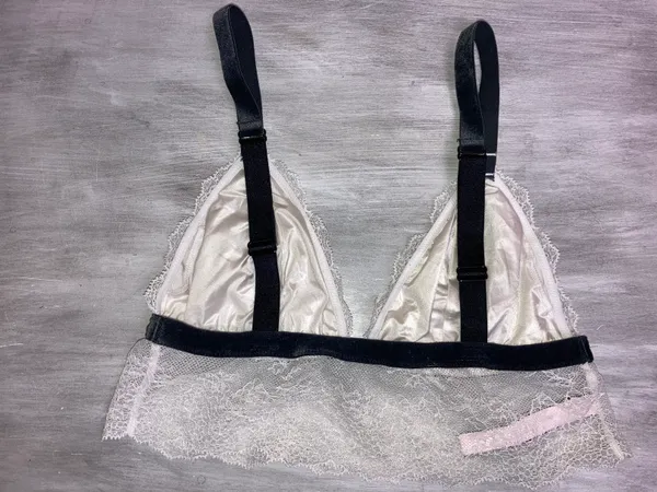 Victoria’s Secret White lace And Black Velvet Bralette - Image 6
