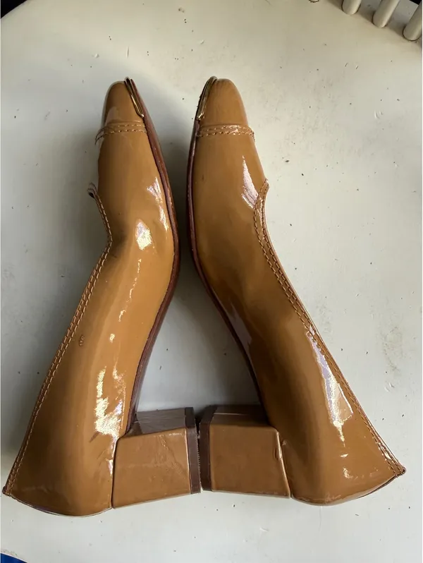 Tory Burch Tan Patent Leather Mary Jane Pumps with Logo Accent - Image 8