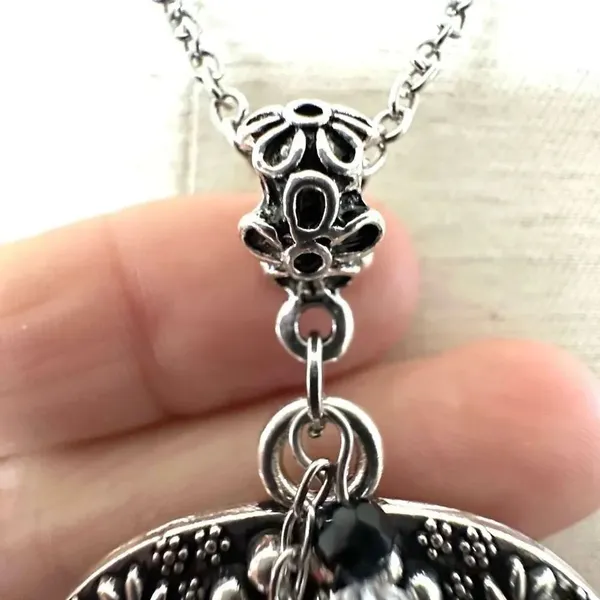 Silver tone skull pendant necklace - Image 6