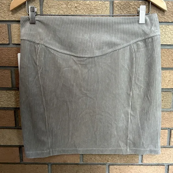 Lululemon NWT Scuba Mid-Rise Mini Skirt *Velvet Cord Riverstone Size 8 - Image 4
