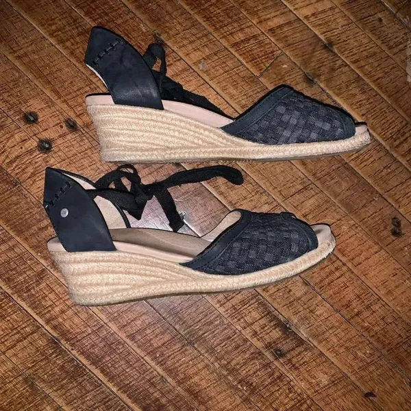 Uggs Delmer navy woven raffia strappy size 7 peep toe wedge sandals - Image 3