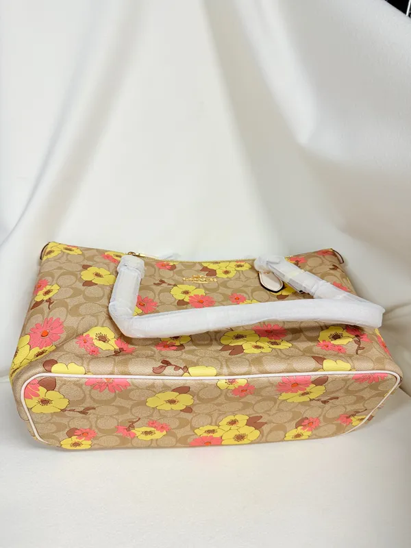 Gallery Tote In Signature Canvas With Floral Cluster Print ch727 - Image 3