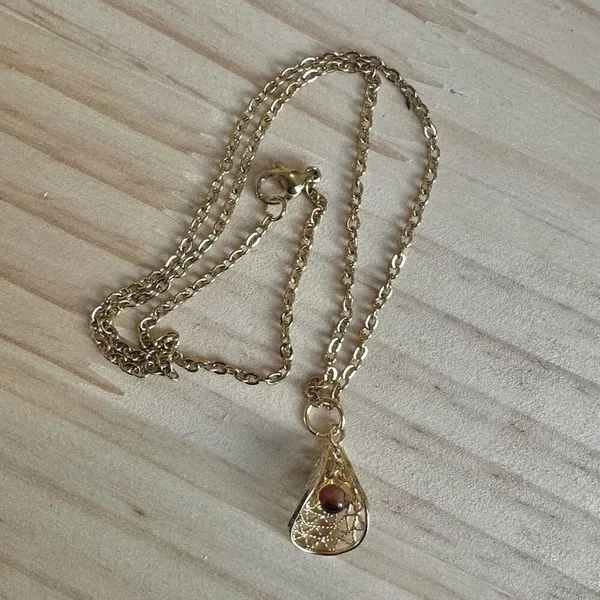 Vintage Gold-Tone Teardrop Filigree Necklace with Dark Cabochon Accent - Image 6