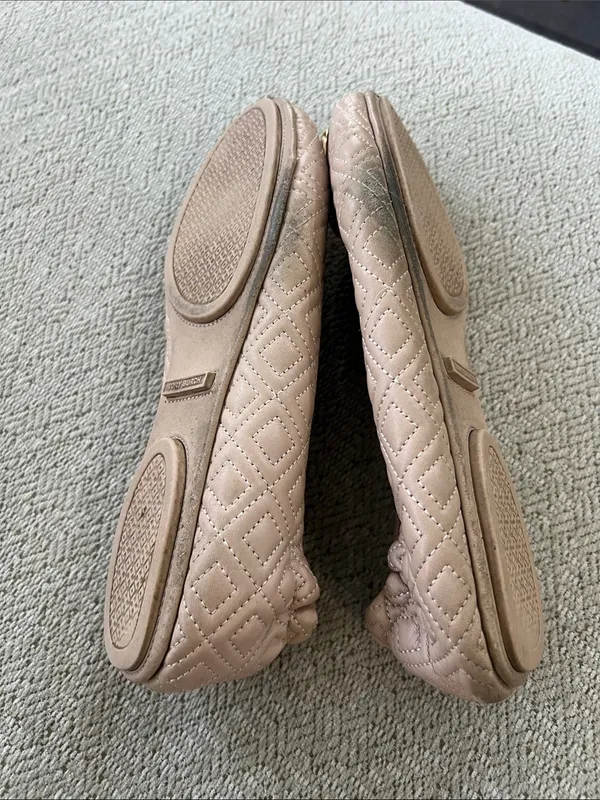 Tory Burch Beige Quilted Ballet Flats with Gold Logo - Image 4