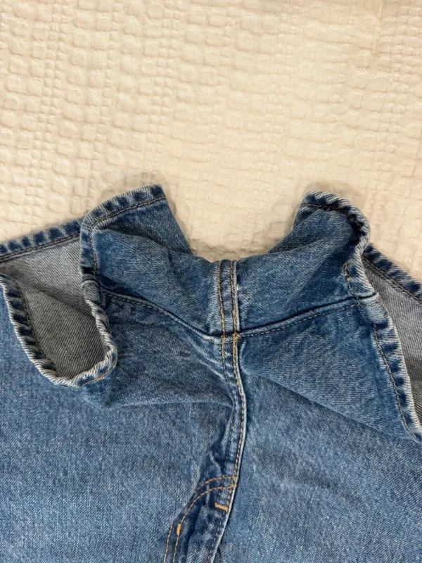 Levi’s high waisted mom shorts medium wash size 24 - Image 5