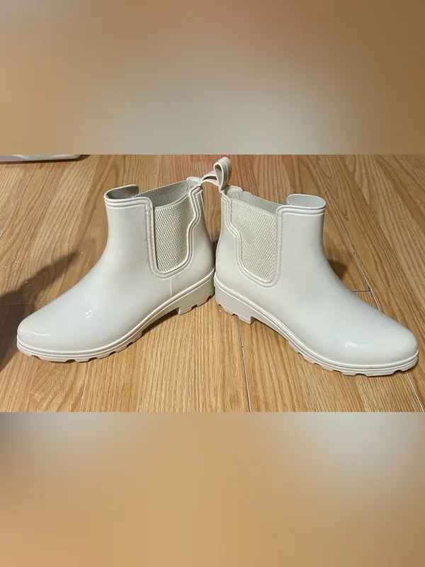 Women 11 cream colored ankle slip on rain booties Chelsey style - Image 14