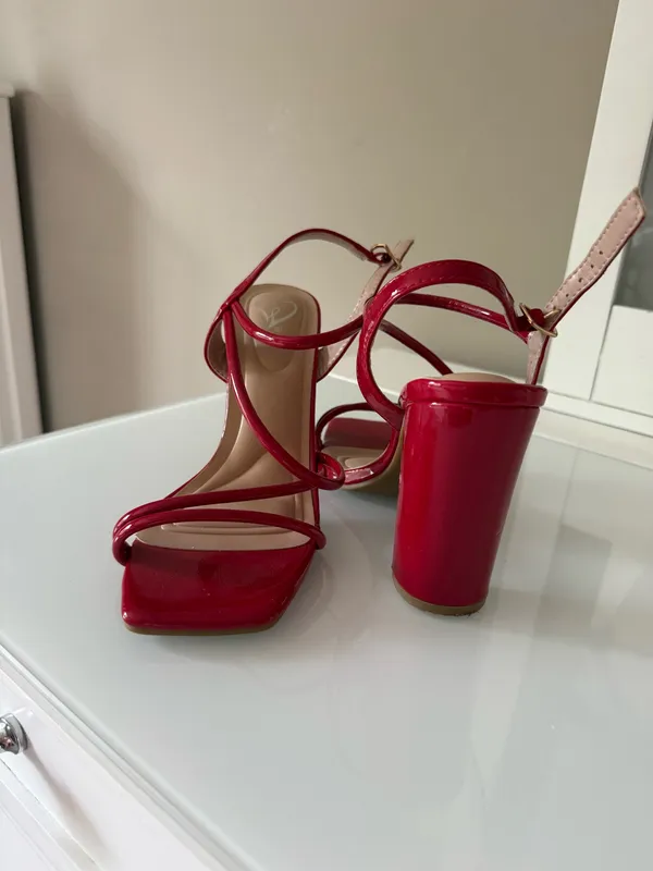 Red Heels Windsor - Image 3