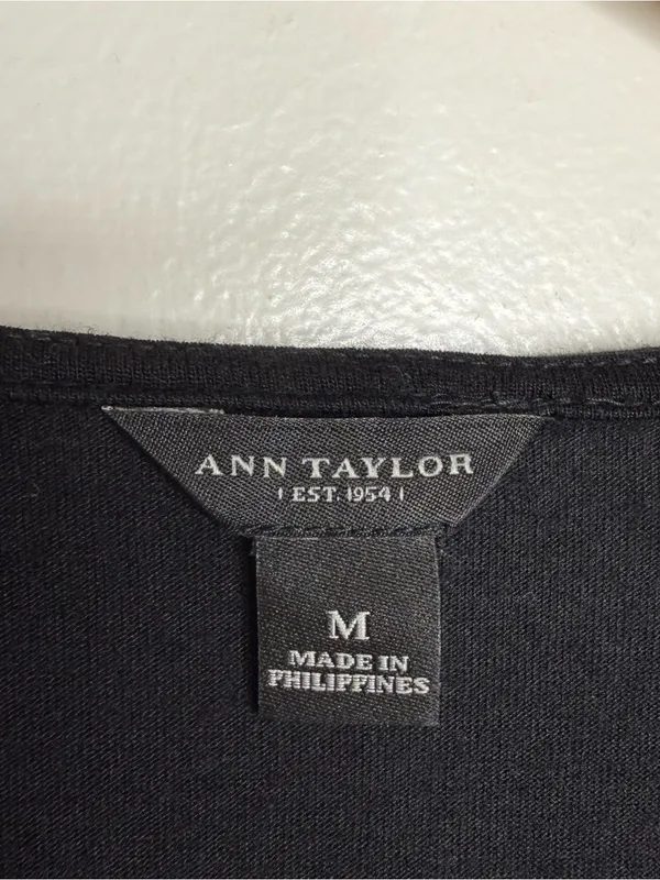 Free W/ Purchase Ann Taylor Black Top Size medium Sleeveless V Neck Ruched - Image 4