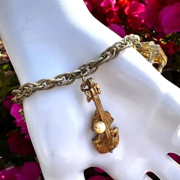 Vintage gold tone faux pearl instrument charm bracelet - Image 6