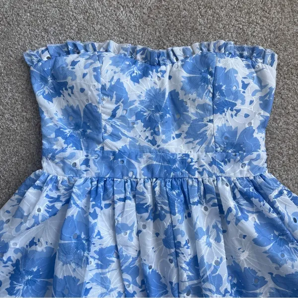 NWT Kelsis Blue and White Floral Strapless Mini Dress Size Medium - Image 2