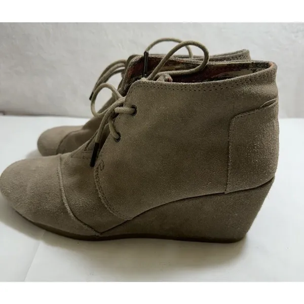 Toms Boots Women’s‎ Kala Chukka Wedge Ankle Suede Lace Up Booties Beige Size 8.5 - Image 2