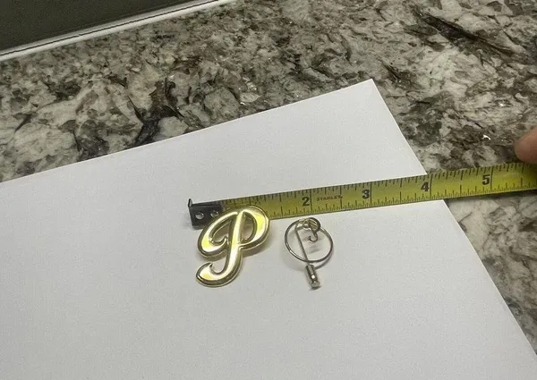 Lot Of 2 Vintage - Modern Gold Tone Brooch Pins Letter / Initial P - Image 5