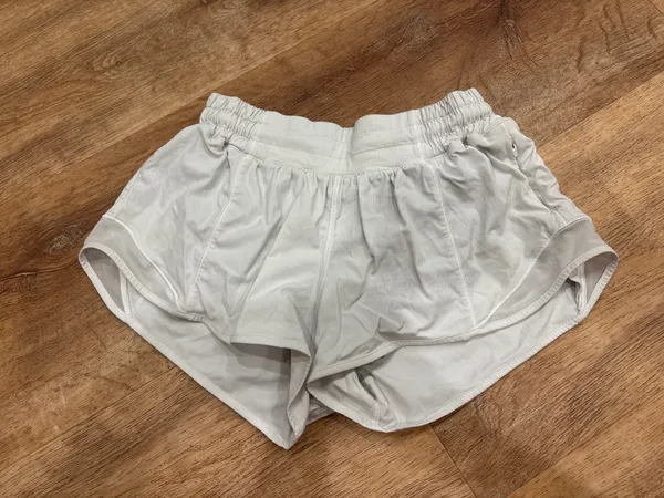 Lululemon Hotty Hot 2.5" White Shorts - Image 3