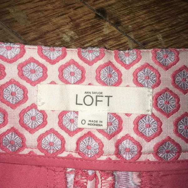 Loft pink vintage inspired brocade flat front size 0 shorts - Image 2