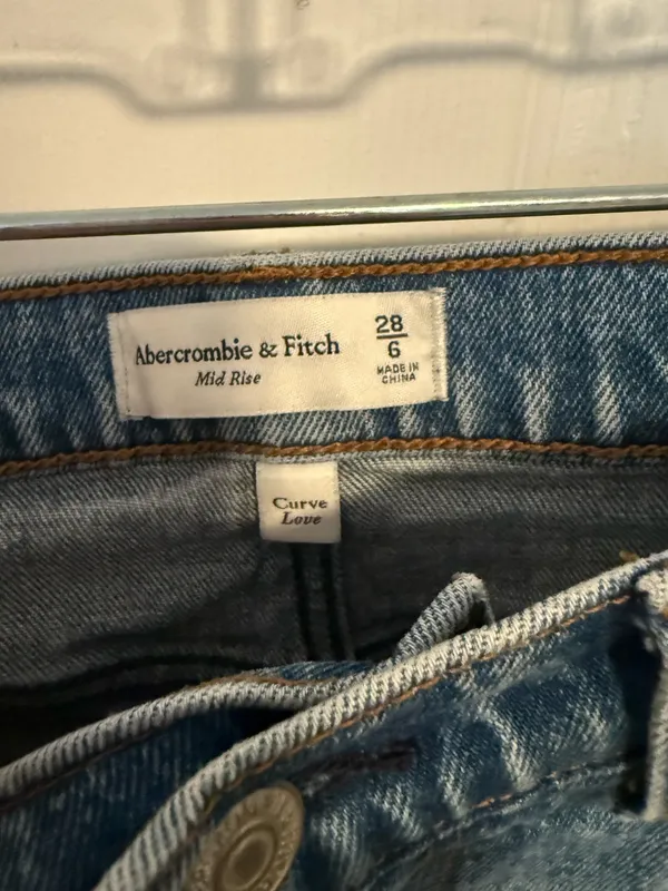 Abercrombie Size 6 Curve Love Mid Rise Shorts - Image 2