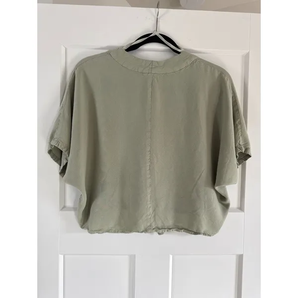 Sim & Sam Sage Green Button Front Tie Hem Cropped Blouse‎ Small - Image 4
