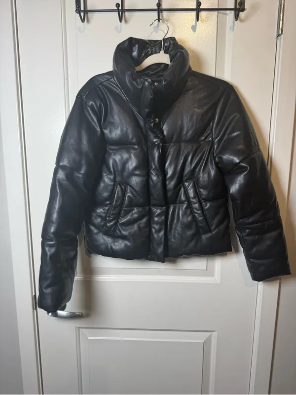 Abercrombie & Fitch Black Cropped Puffer Jacket - Image 2
