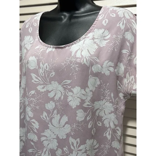 Pink Rose Lavender/White Floral Short‎ Sleeve Scoop Zipper Back Blouse Size M - Image 2