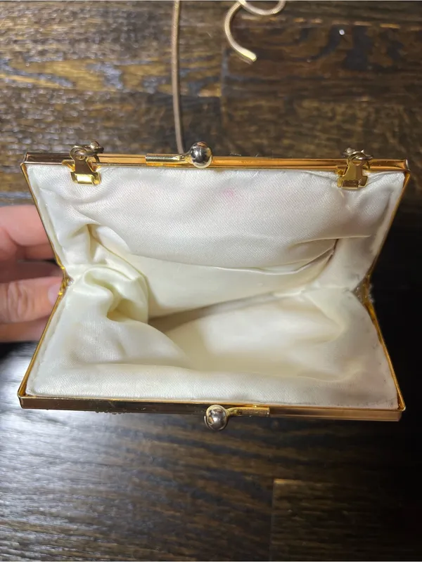 Vintage White Beaded Clamshell Clutch Gold Tone Kiss Lock Closure - Image 7