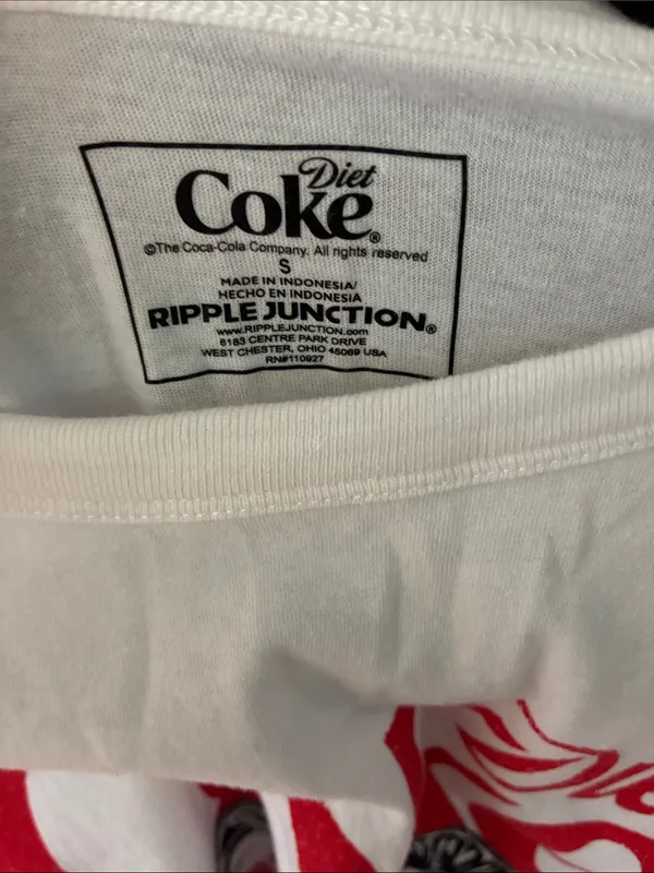 Old Navy graphic tee shirt - Image 3