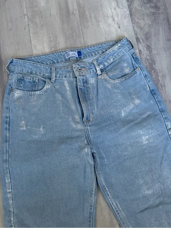 Straight-Leg Washed Light Blue Women’s Jeans - Image 4