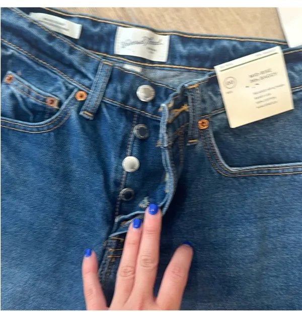 Universal Threads Mid Rise Cuffed Baggy Jean - NWT - Image 4