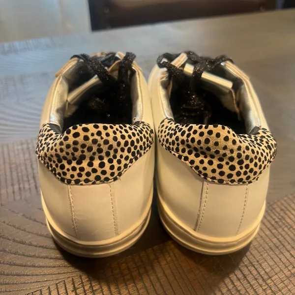P448 John sneakers white/ leopard print 7.5 women - Image 4