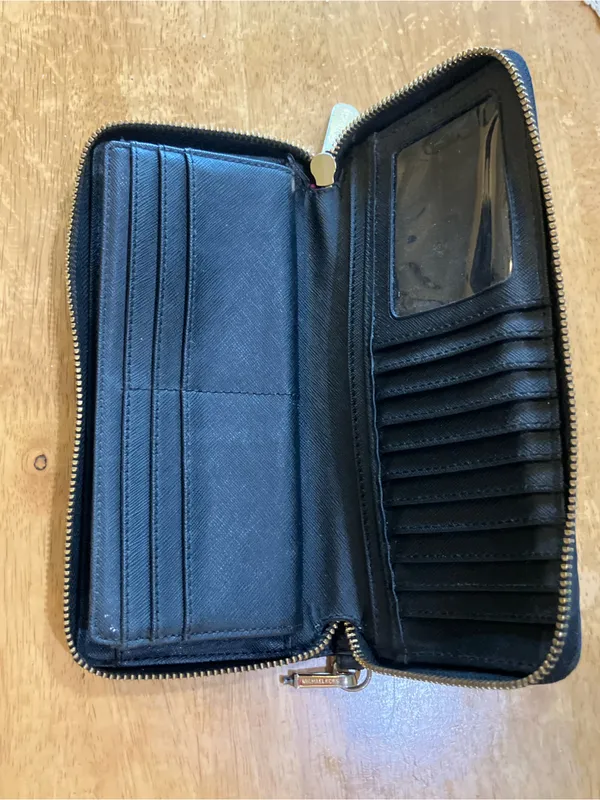 Michael Kors Jet Set Travel Large Continental Wallet in black with gold logo - Image 2