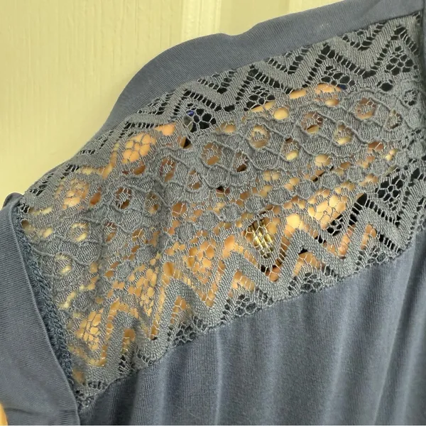 Cable and Gauge Blue V-neck Women’s top size M with Lace detail - Image 2