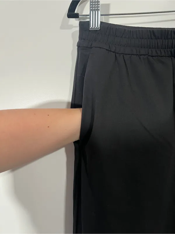 Lululemon Tapered-Leg Mid-Rise Pant 7/8 Length Luxstreme Size Medium Black - Image 4