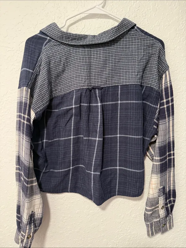AMERICAN EAGLE Navy Blue Plaid Cropped Button Down Flannel Size Large - Image 8