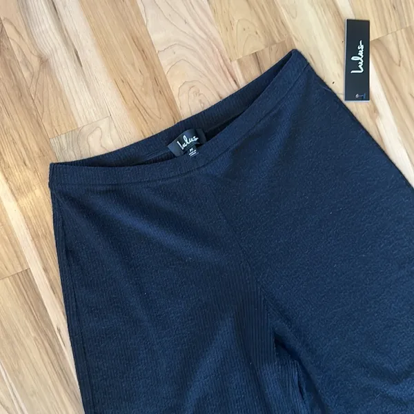 NWT Lulus Ribbed Cropped Flare Pant Black Medium - Image 2