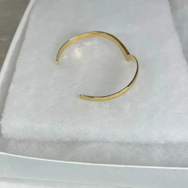 Avon gold tone V shaped cuff bracelet with faux ruby or garnet. Large - Image 4