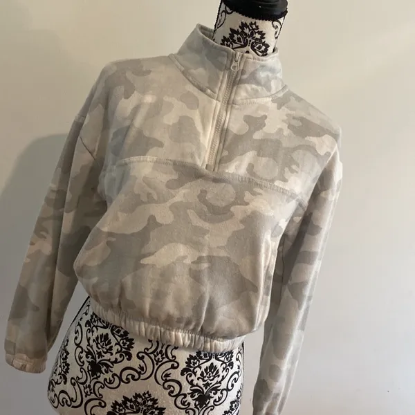 Hippie Rose Camo 1/4 Zip Crop Sweatshirt Size Small - Image 2