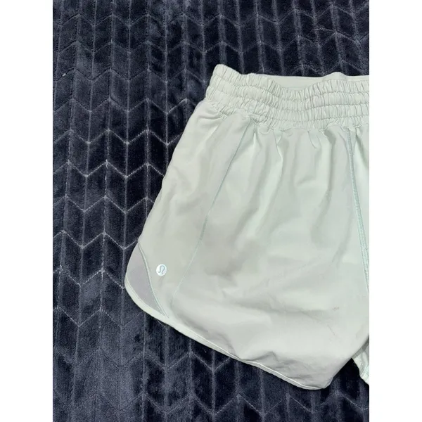 Lululemon Women Hotty Hot High Rise Lined Short Light Green Size 6 - Image 2