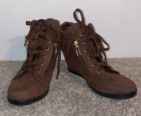 Forever 21 wedge bootie in chocolate brown with gold trim size 7.5 - Image 2