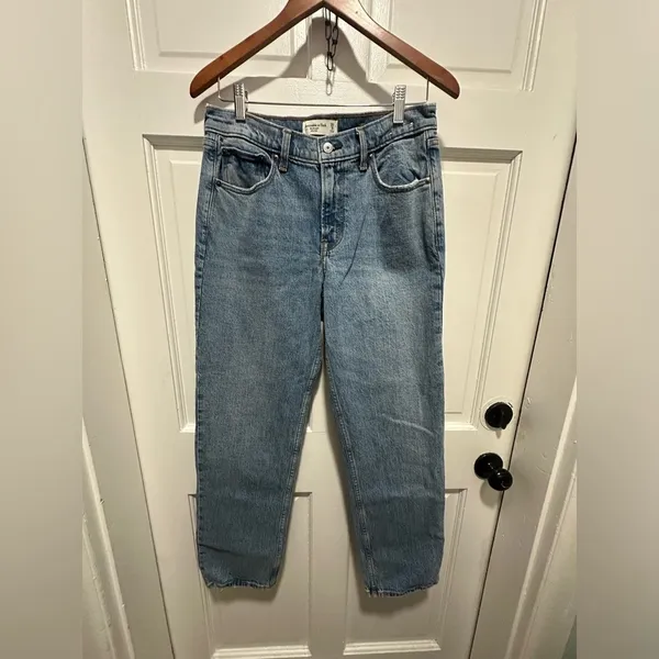 NWOT Abercrombie & Fitch Mid Rise Straight Vintage Wash Denim Jeans 8 - Image 3